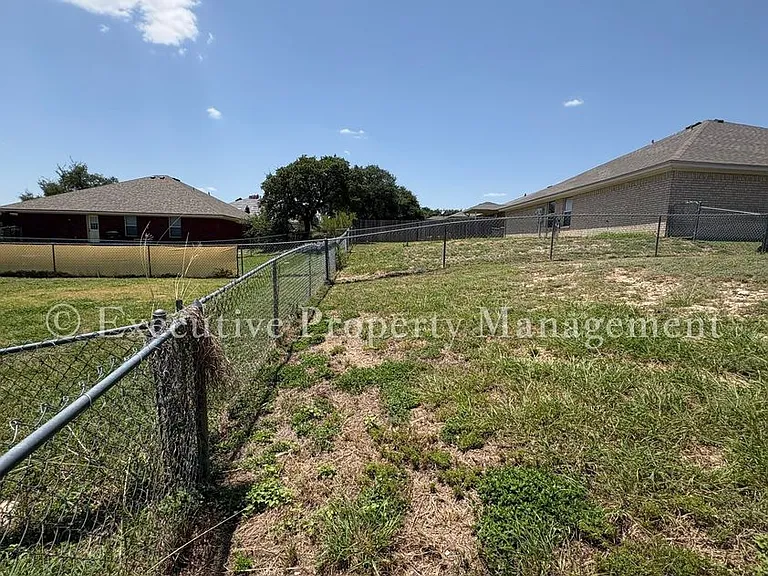 208 Janelle Dr — Photo 32