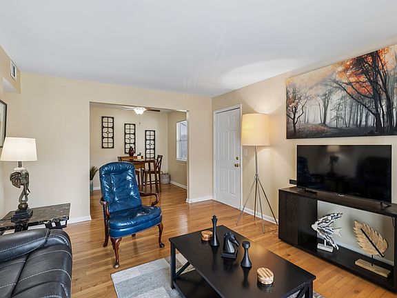 5th image of 370 Wallace Rd APT A28