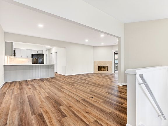 2nd image of 8 Three Mast Ln #8