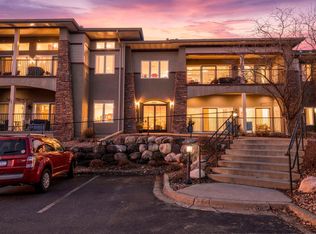 10806 S Shore Dr Unit 103, Plymouth, MN 55441