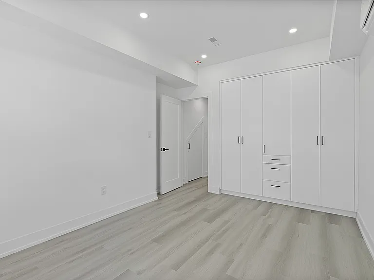 587 Oakwood Ave — Photo 32