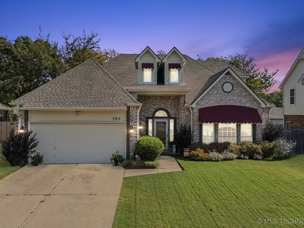 705 N Indianwood Ave, Broken Arrow, OK 74012