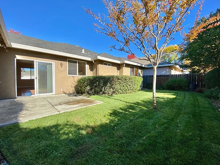 Devonshire Drive, 2141-2143 — Photo 19