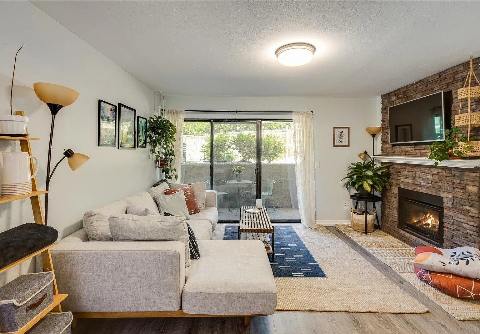 2 bed, 864 sqft, $2,200 — Photo 2