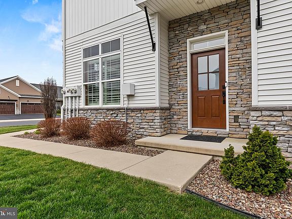 3rd image of 798 Aurora Dr