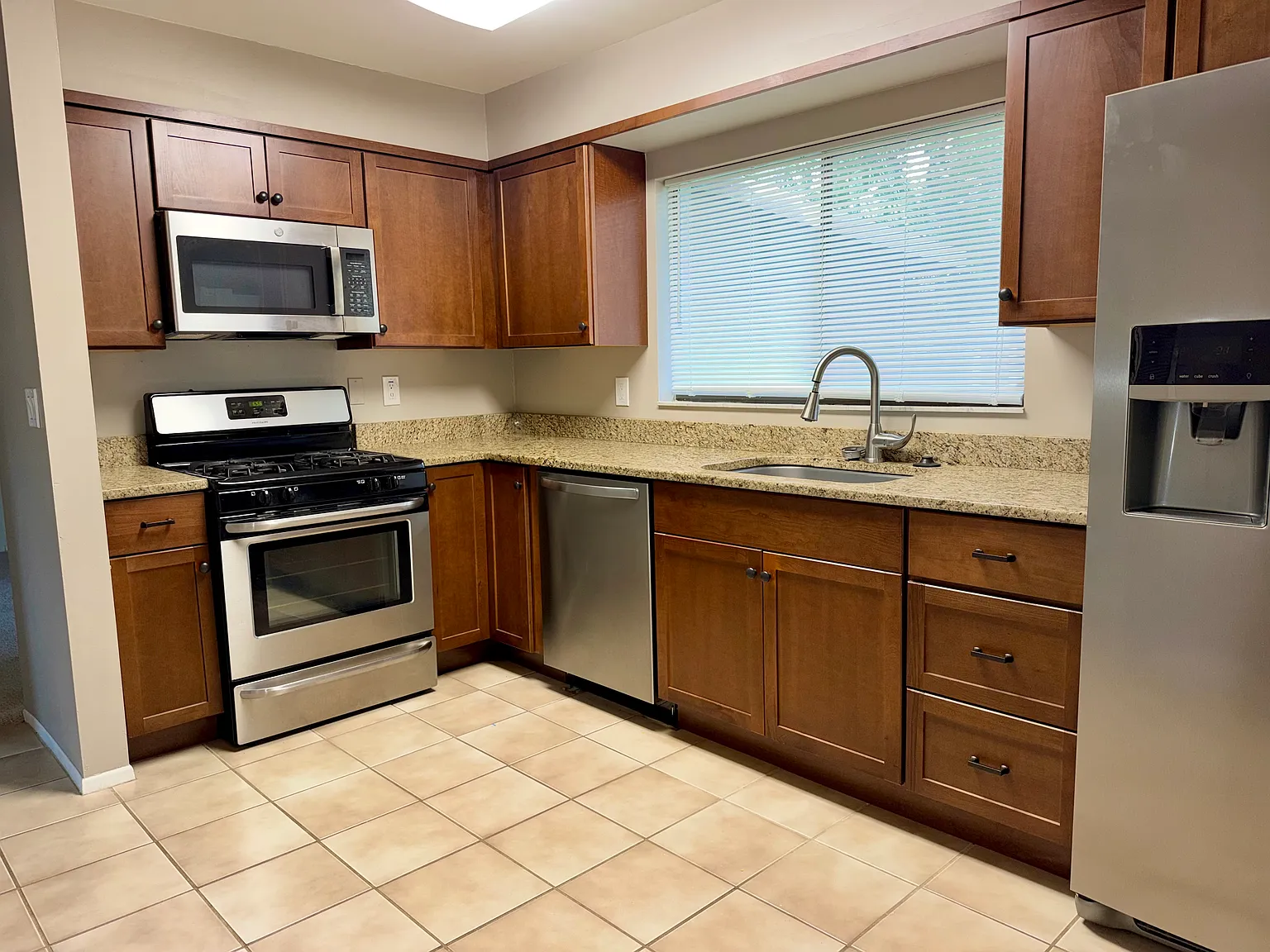 3 bed, 1574 sqft, $2,425 — Photo 3