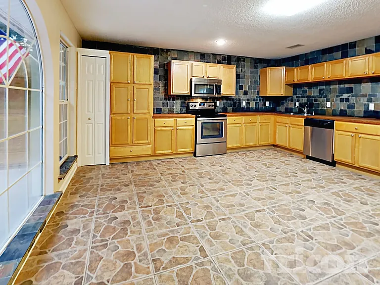 832 Worth Rd — Photo 7