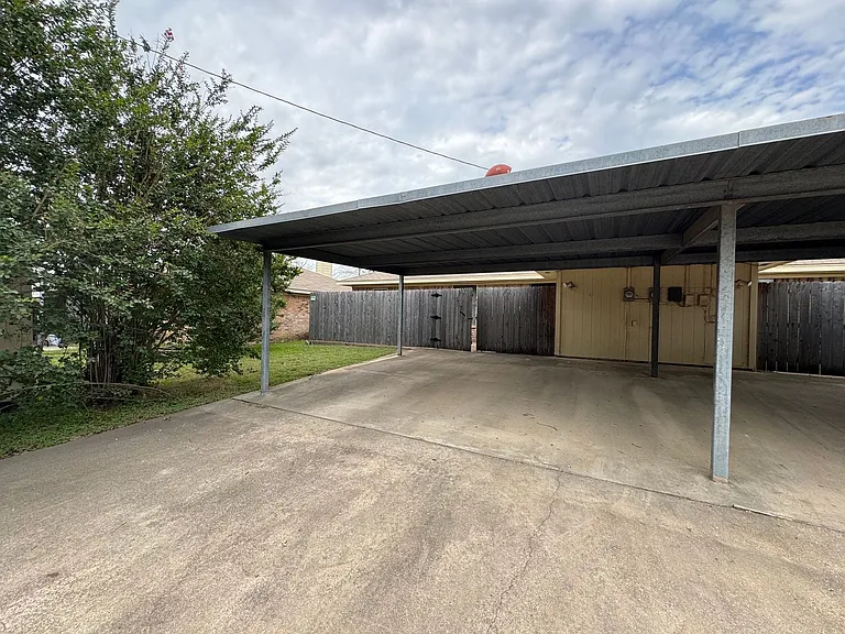 1414 Chapel Ridge Rd — Photo 3