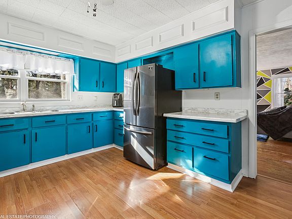 4th image of 1100 Bell Ave