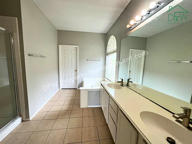 2805 Crater Lake Ln — Photo 9