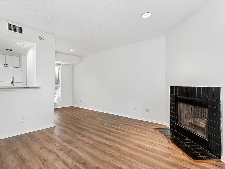 1901 N Fitzhugh Ave #19 — Photo 2