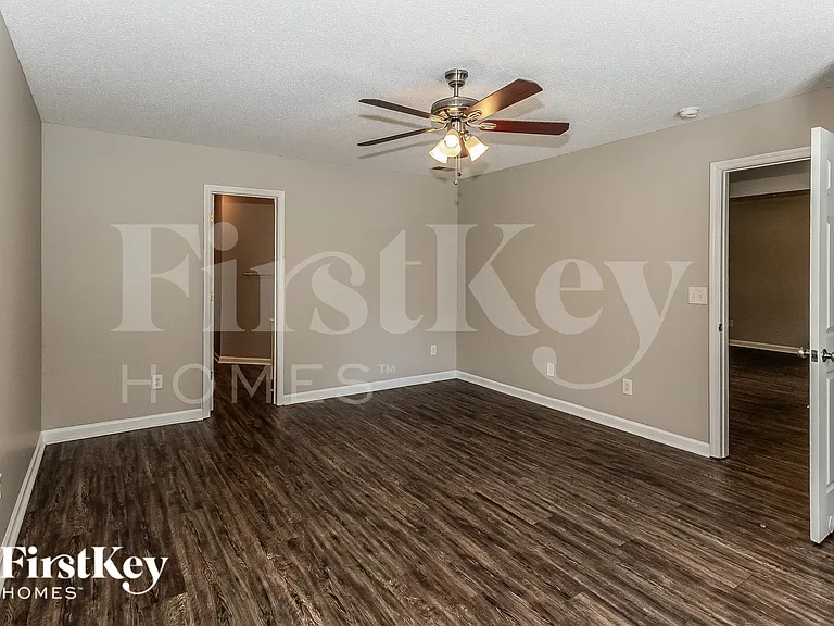 423 Aberdeen Cir — Photo 9
