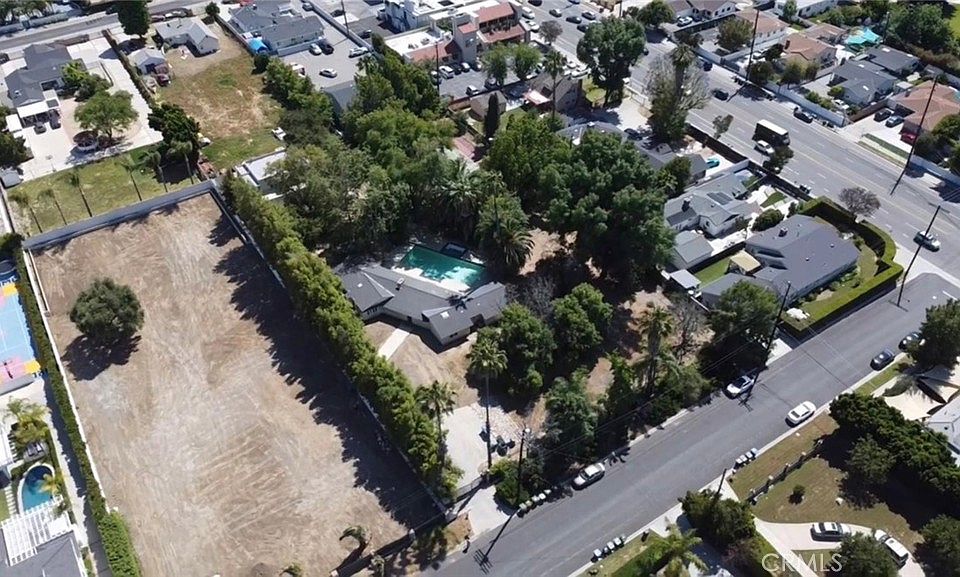 1st image of 22734 Calvert St