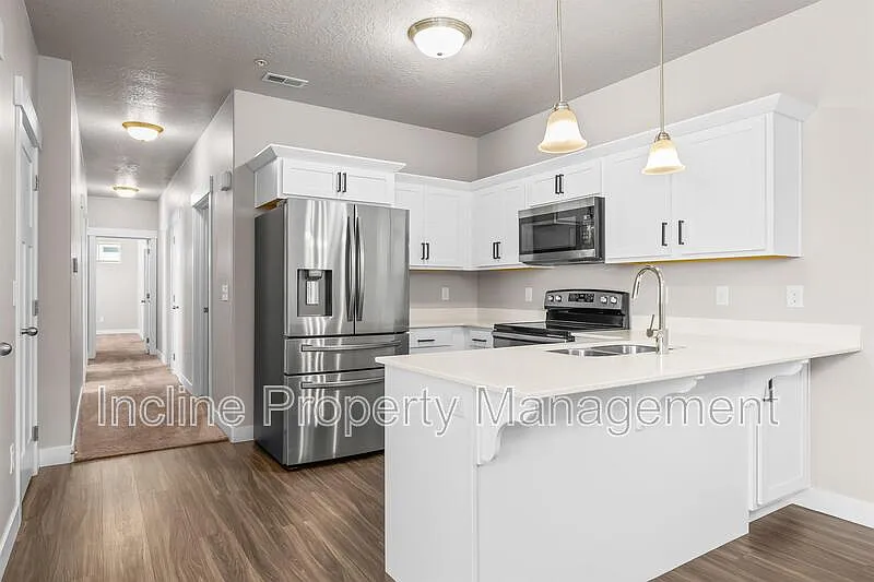 3 bed, 2.0 bath, 1233 sqft, $1,875 — Photo 3