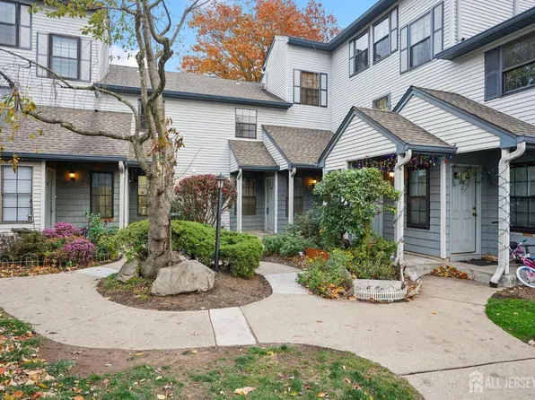 809 Woodbridge Commons Way, Iselin, NJ 08830