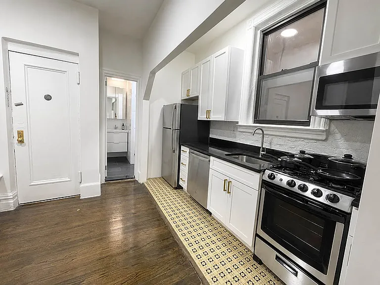 516 E 11th St #2A — Photo 2