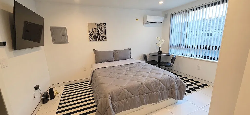 Fully Furnished Studios in Miracle Mile — Photo 2