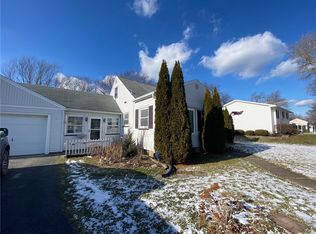 985 Pinnacle Rd, Henrietta, NY 14467