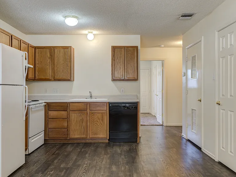 Greenwood Apartments A — Photo 9