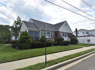 90 Burtis St, Lynbrook, NY 11563