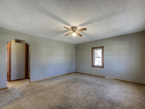 5th image of 419 W Main St