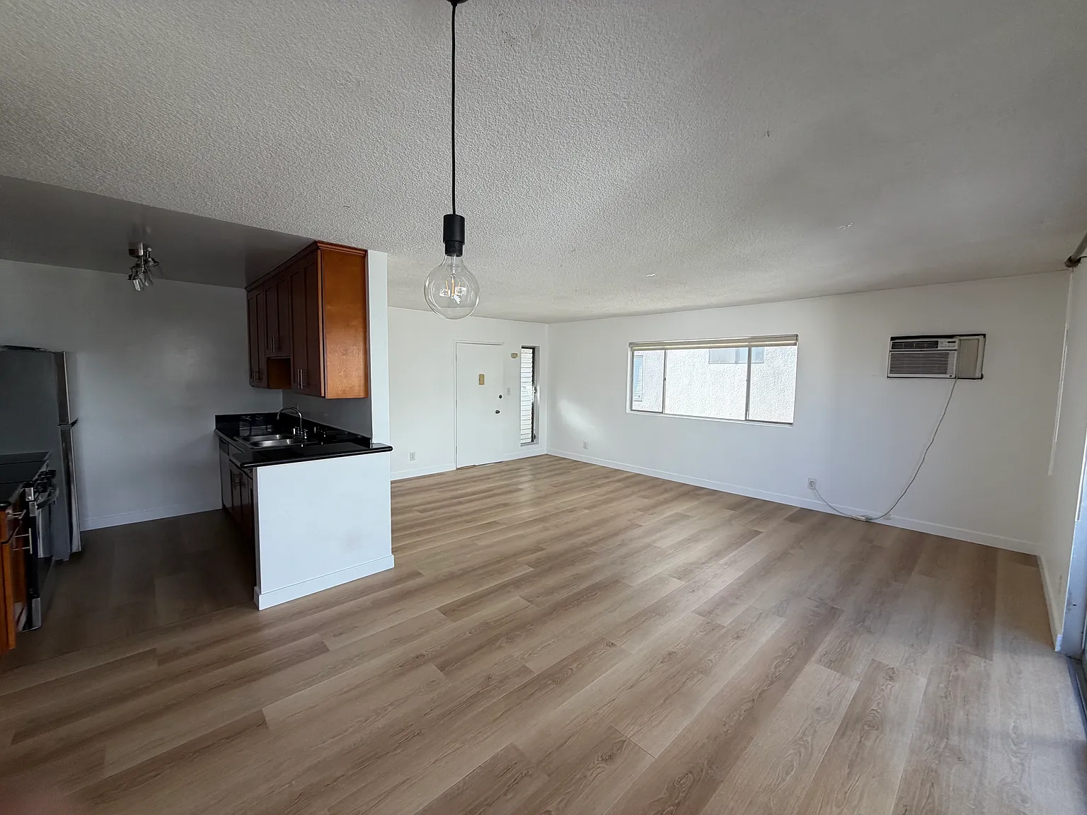 2 bed, 850 sqft, $2,400 — Photo 3