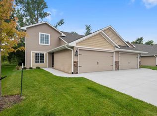 431 Cimarron Dr, Hiawatha, IA 52233
