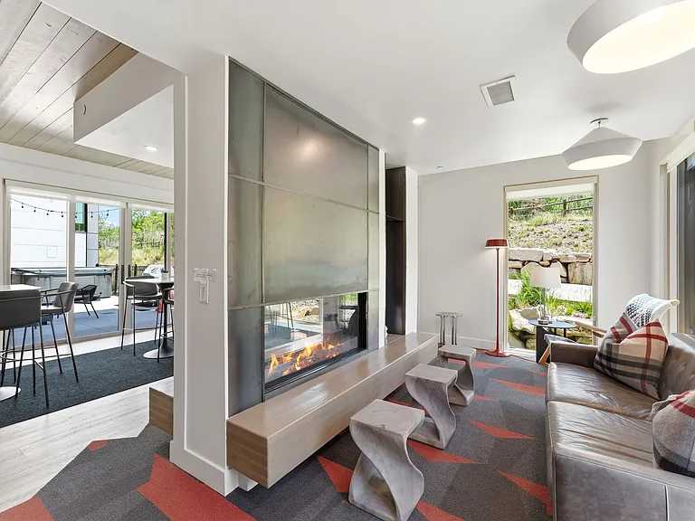 Common Lounge-complimentary for all residents.