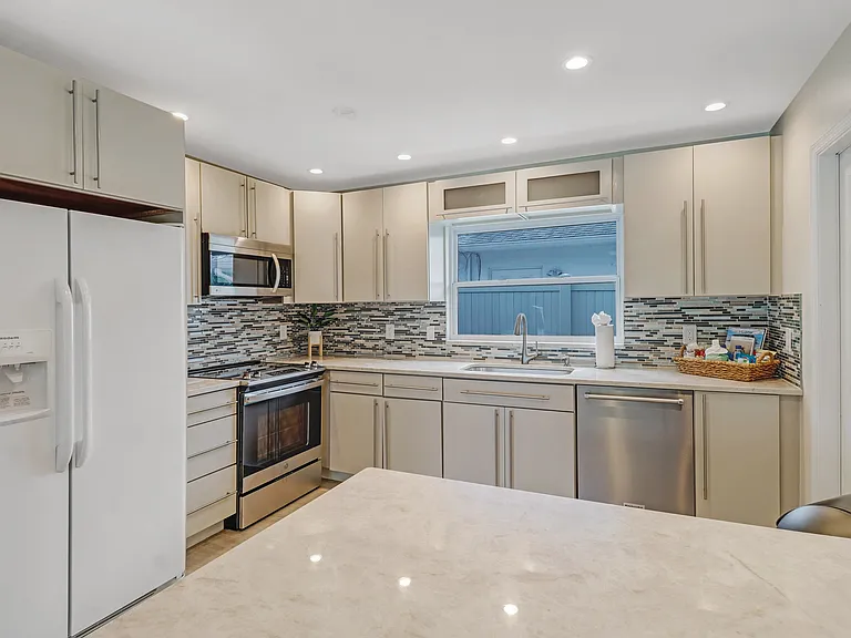 10180 Vanderbilt Dr — Photo 6
