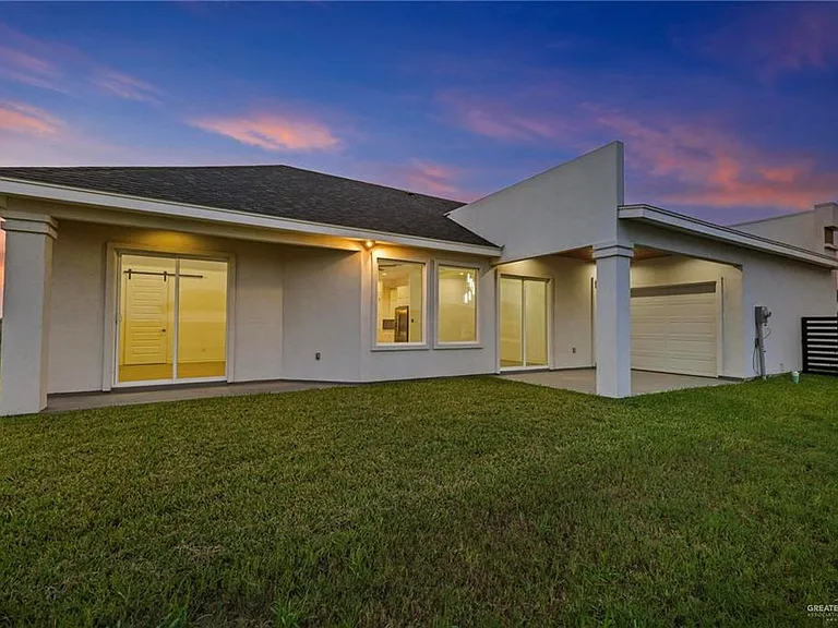 2716 E Conroe Rd — Photo 27
