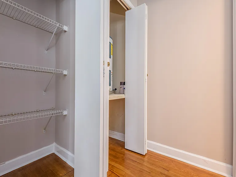 738 w Briar — Photo 10