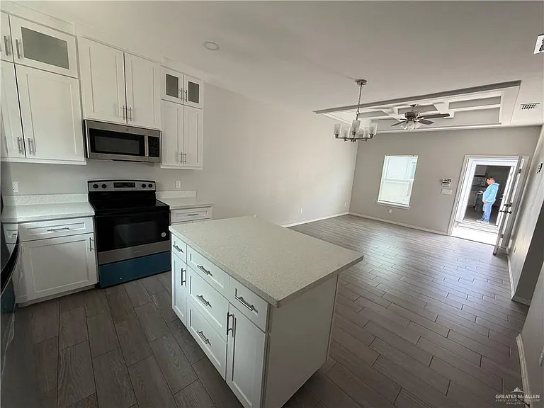 909 Deluxe St #4 — Photo 5