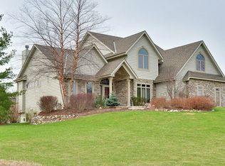 212 Steeple Pointe Dr, Delafield, WI 53018