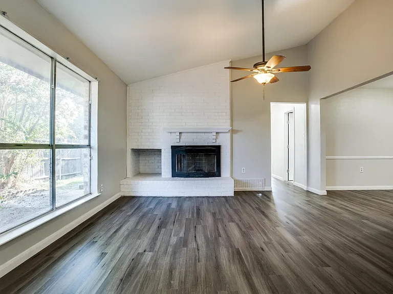 5102 Lakeridge Ct — Photo 2