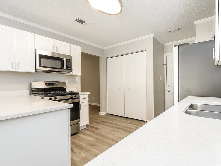 35 Riverside Ct — Photo 8