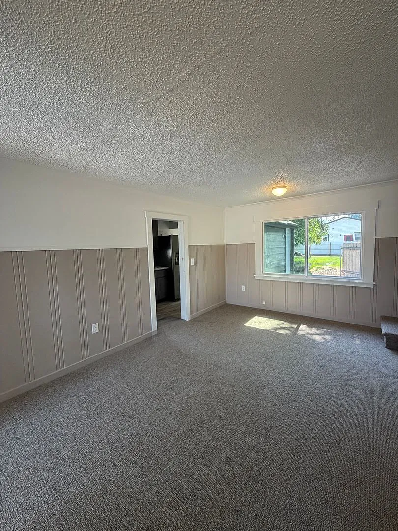 Ernest Ave. — Photo 2