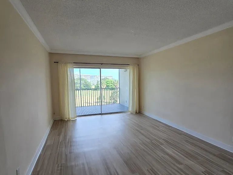 2900 N Palm Aire Dr #405 — Photo 2