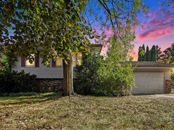 715 N Cloverhill Rd, Jackson, MI 49201