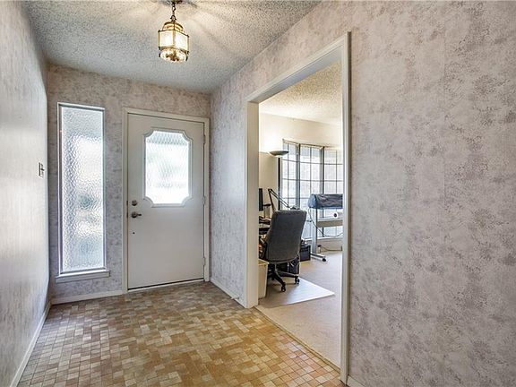 3rd image of 1621 Dorset Dr