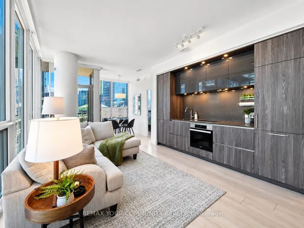 15 Mercer St #1806, Toronto, ON M5V 0T8