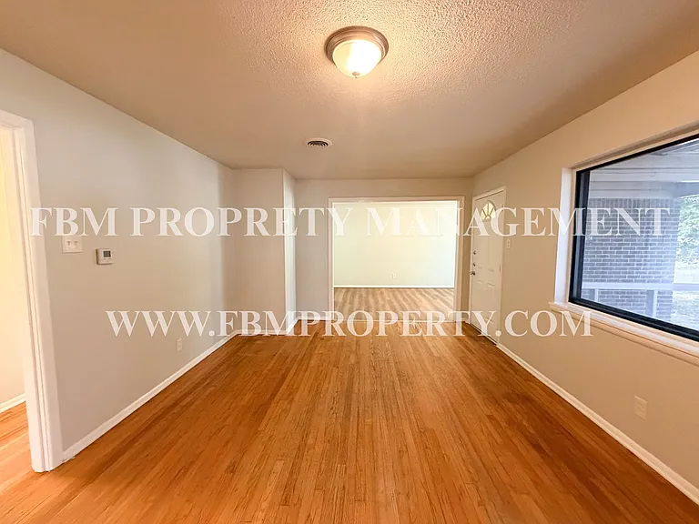 118 Brazos St — Photo 4