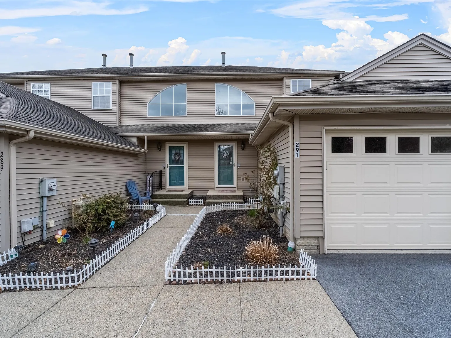 291 Crestwood Ct — Photo 2