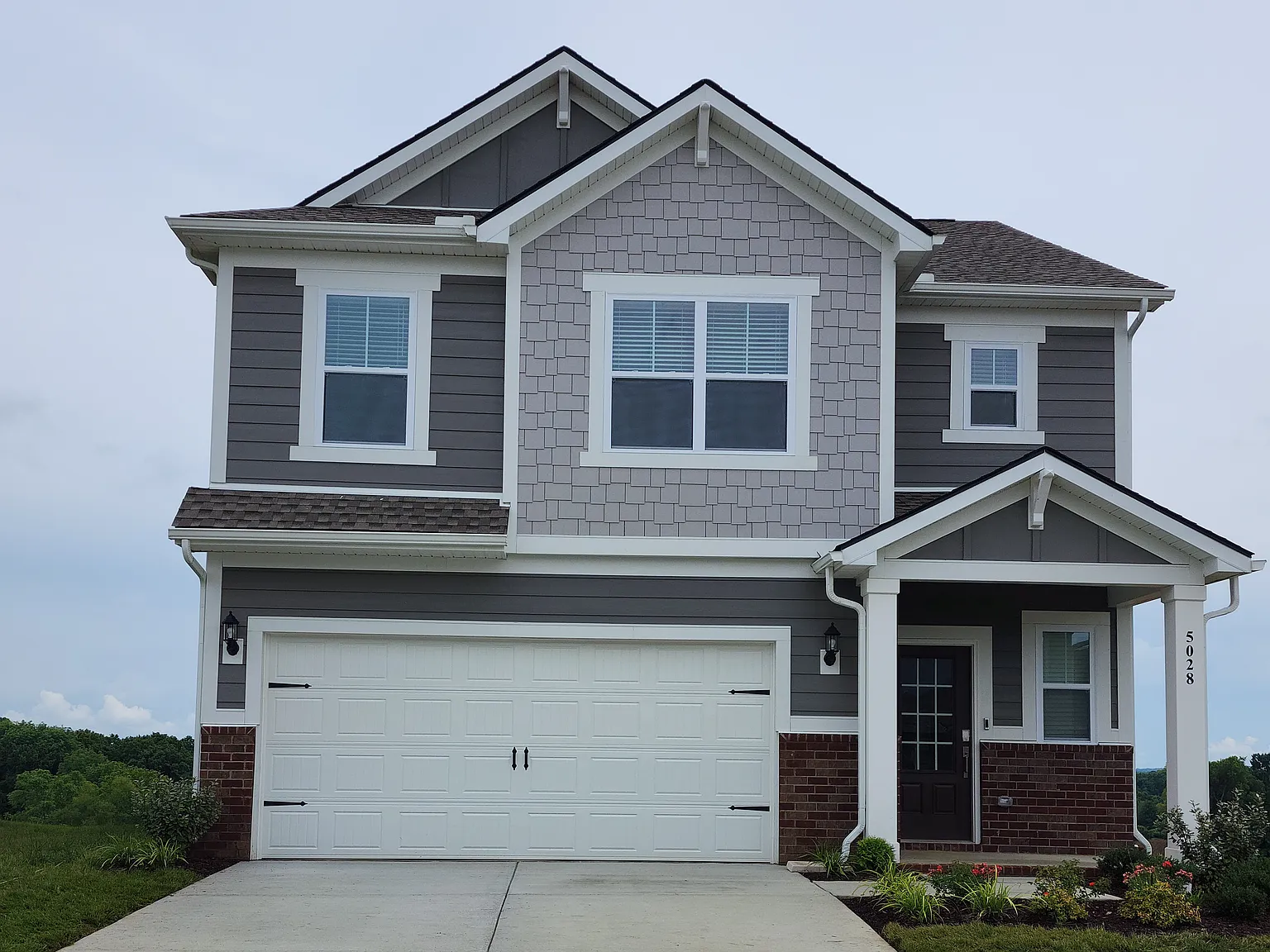 4 bed, 2.5 bath, 2011 sqft, $2,600 — Photo 1