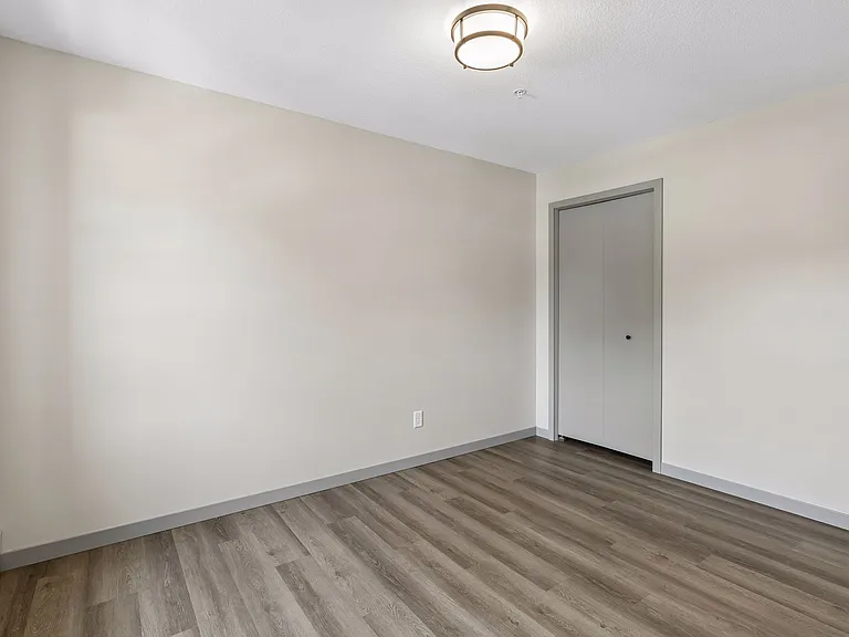 321 6th St E #8 — Photo 5