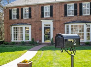 2 Town And Country Dr, Saint Louis, MO 63124