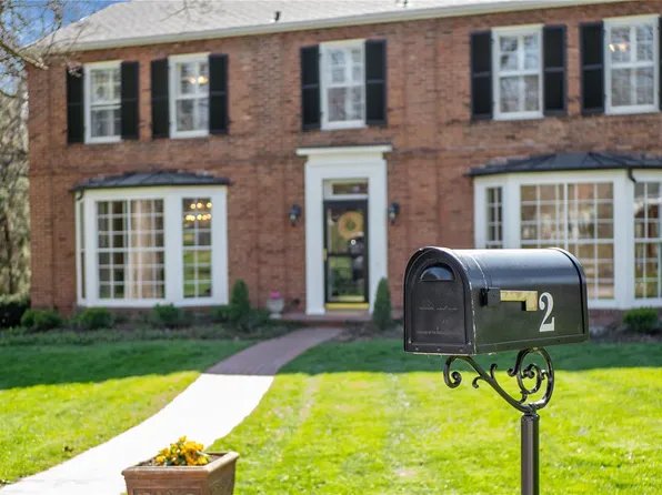 2 Town And Country Dr, Saint Louis, MO 63124