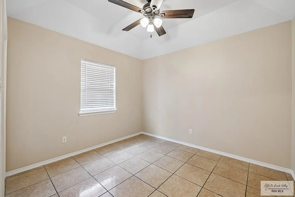 4 bed, 3.0 bath, 1719 sqft, $2,100 — Photo 4