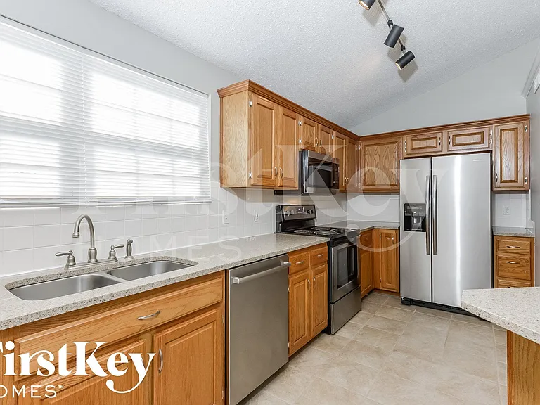 609 Rosehill Dr — Photo 7