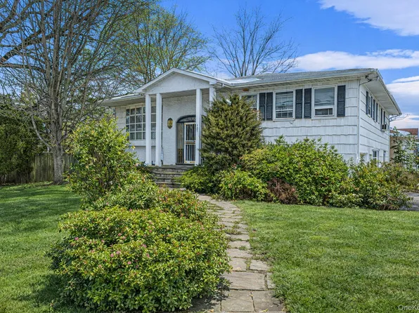 425 Old Courthouse Road, Manhasset Hills, NY 11040