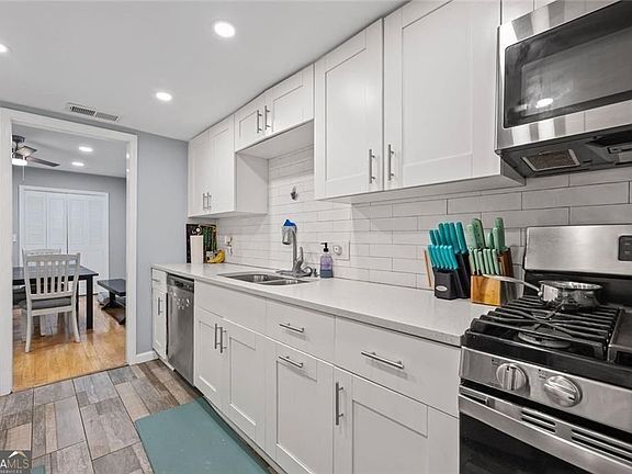 3rd image of 6851 Roswell Rd APT E4